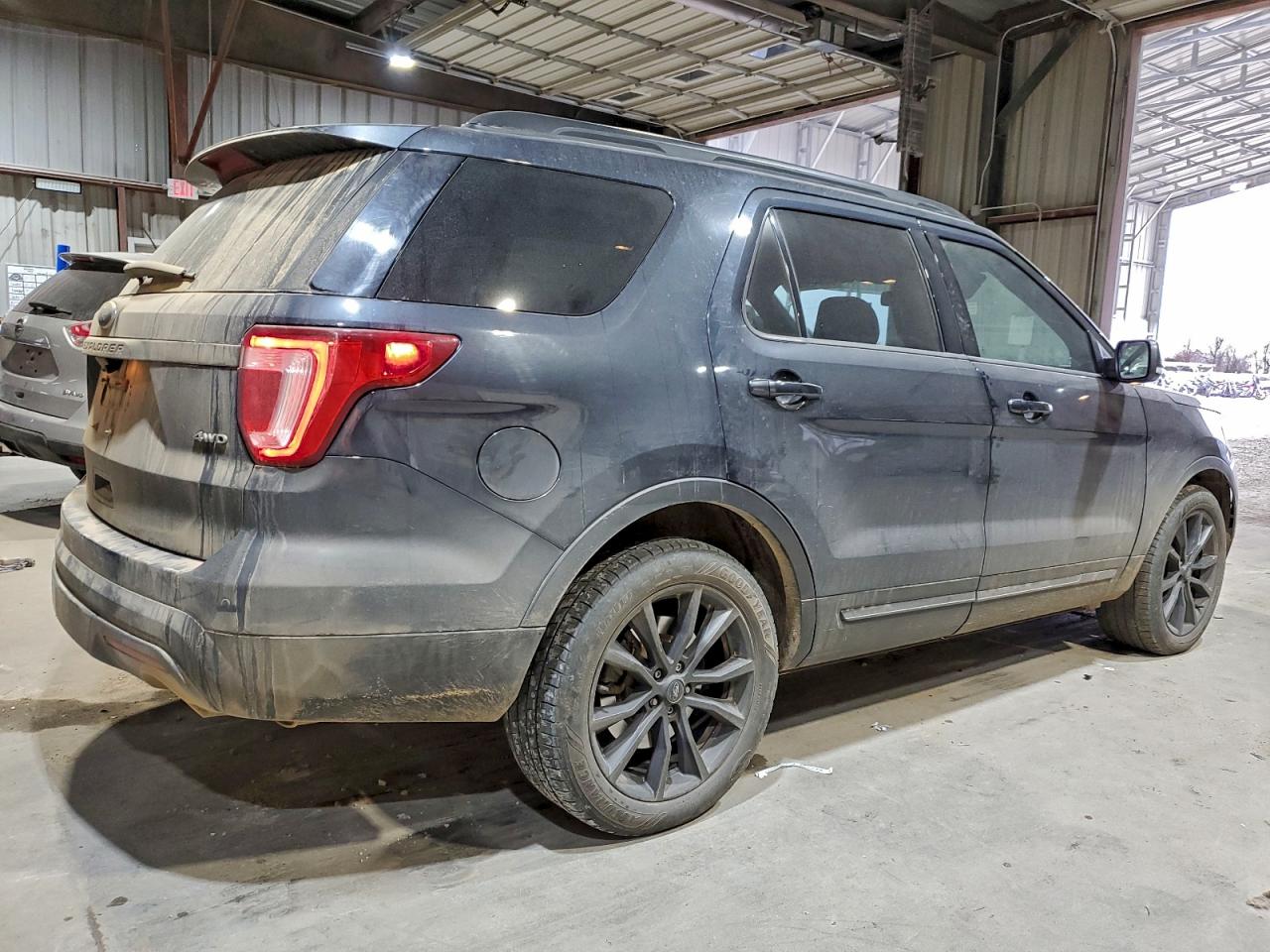 2017 FORD EXPLORER XLT photo 3