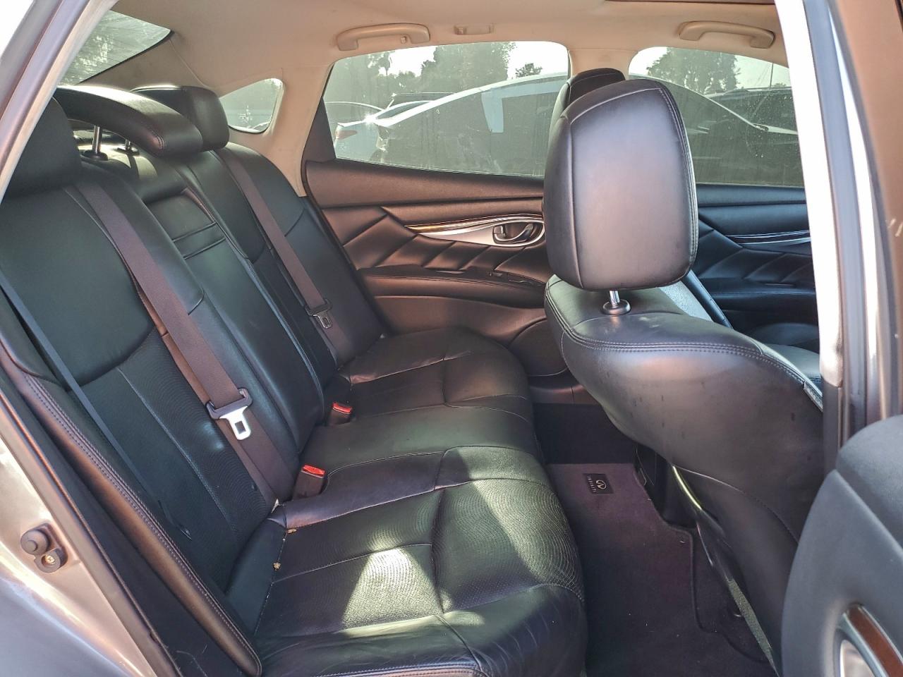 2012 INFINITI M37 photo 10