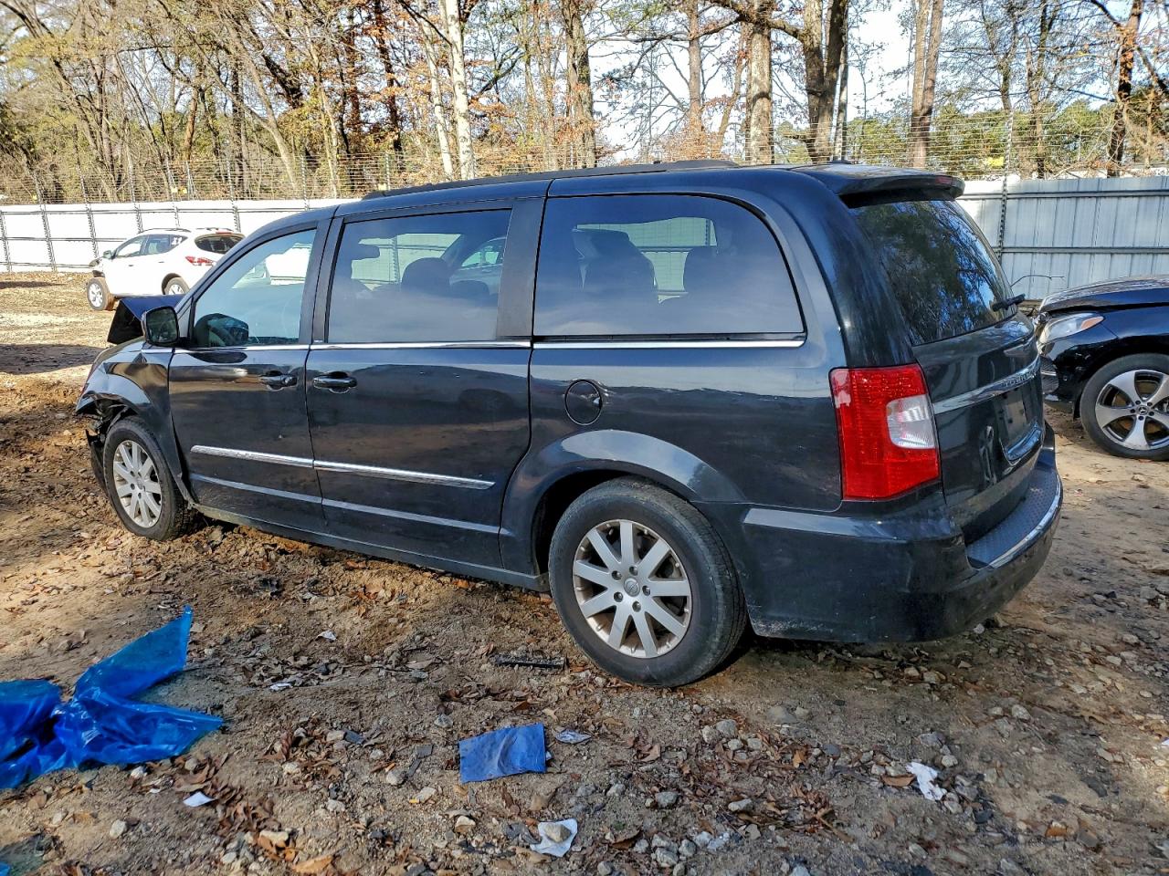 2013 CHRYSLER TOWN & COUNTRY TOURING photo 2