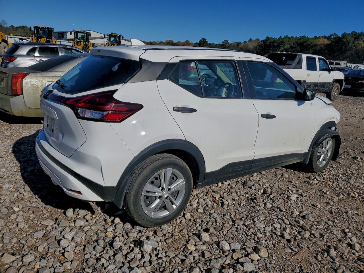 2023 NISSAN KICKS S photo 3
