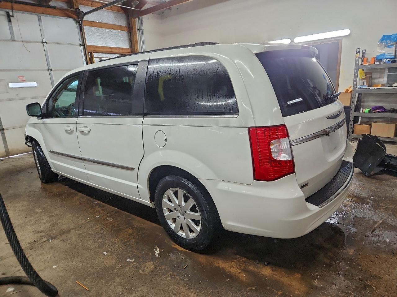 2013 CHRYSLER TOWN & COUNTRY TOURING photo 2