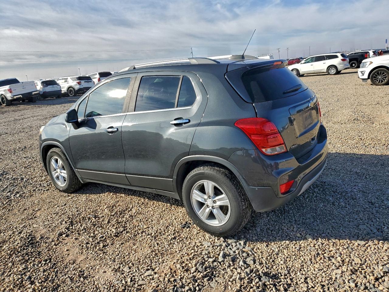 2017 CHEVROLET TRAX 1LT photo 2