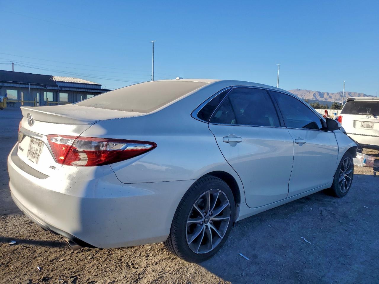 2017 TOYOTA CAMRY LE photo 3