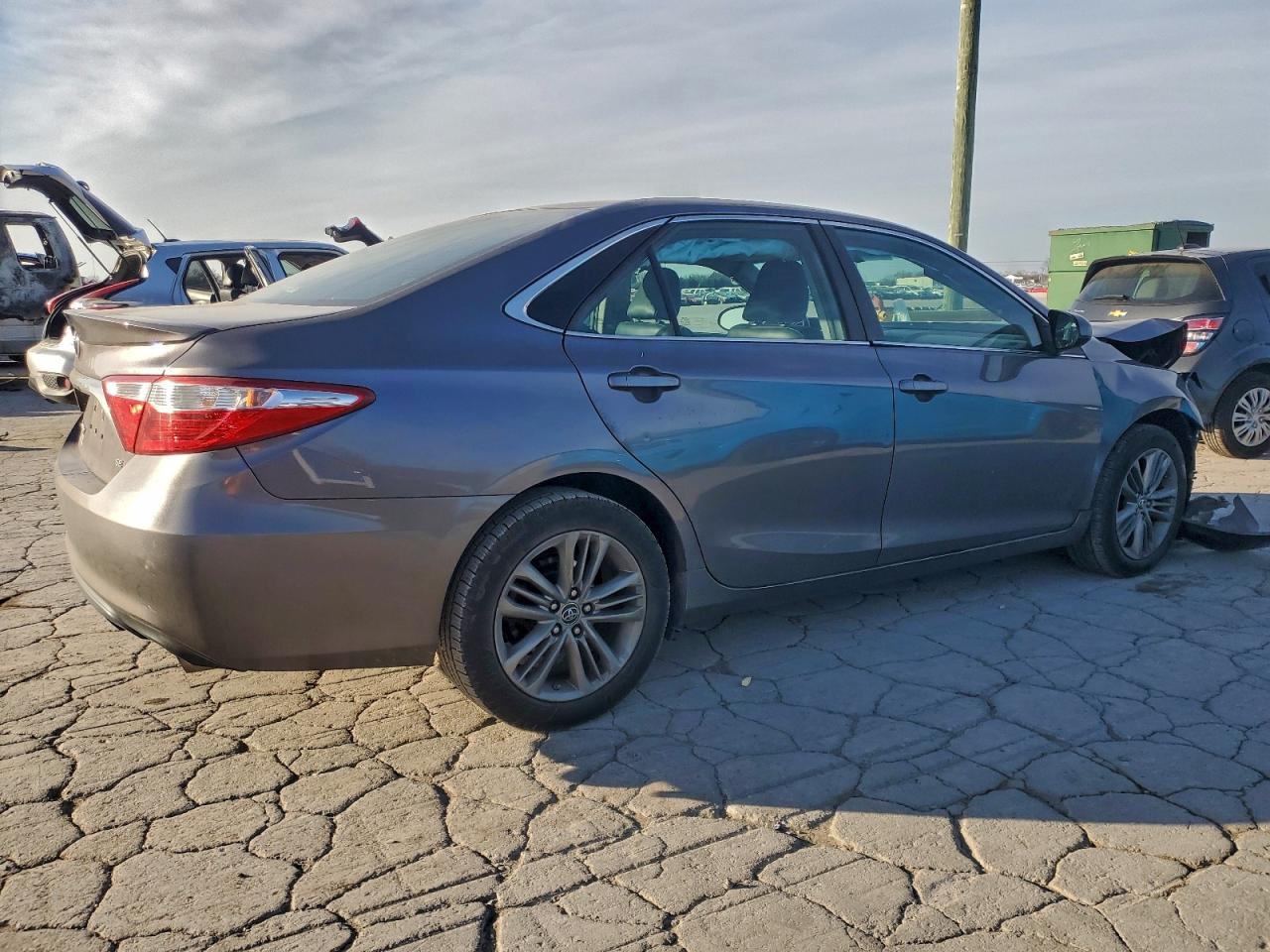 2016 TOYOTA CAMRY LE photo 3