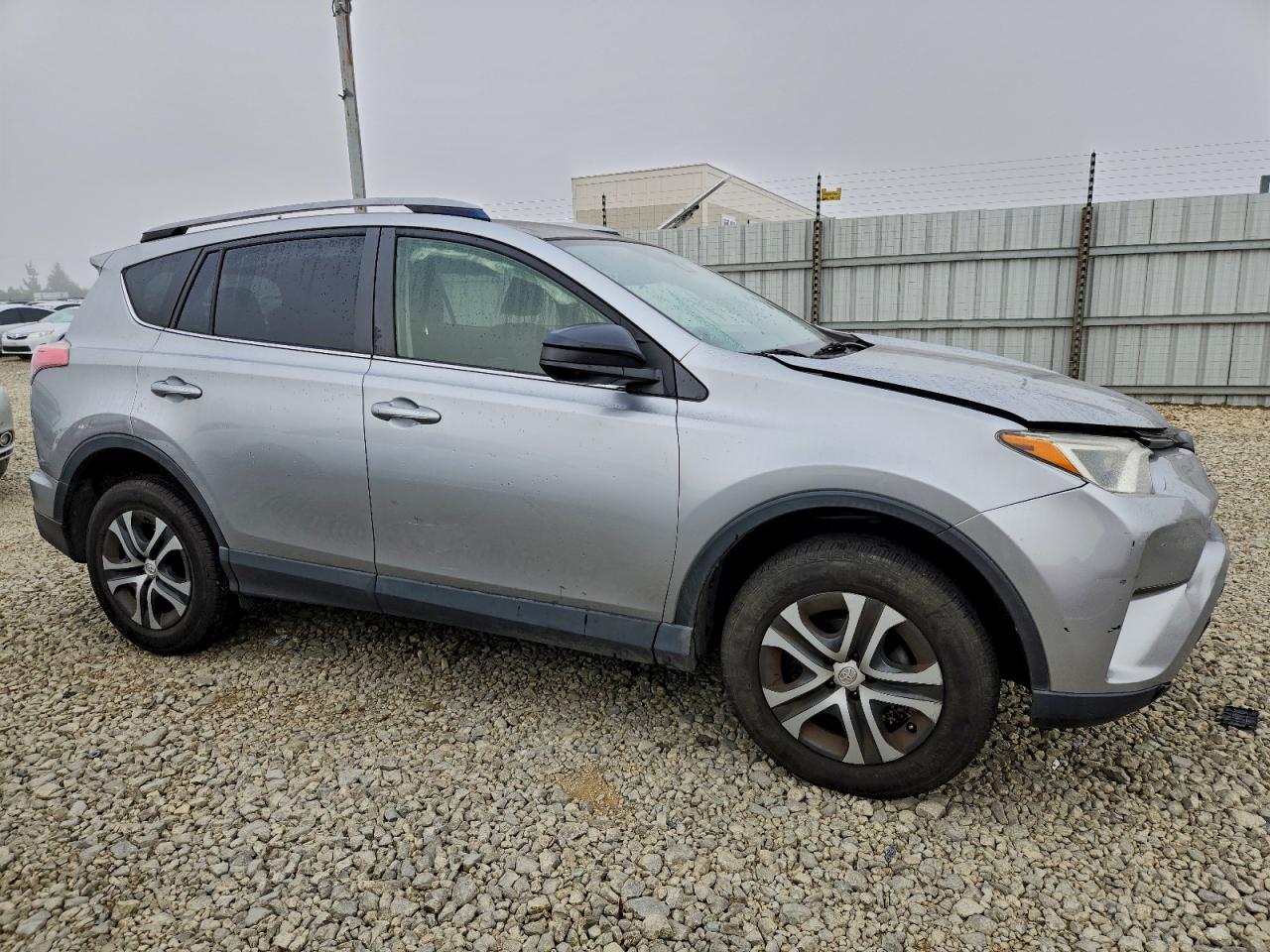 2018 TOYOTA RAV4 LE photo 4
