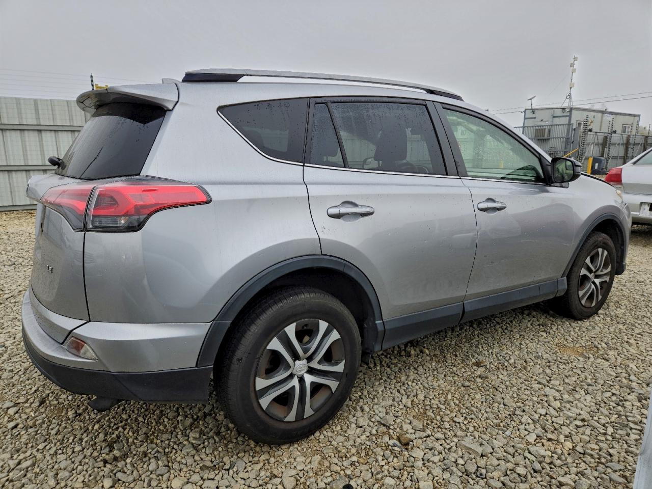 2018 TOYOTA RAV4 LE photo 3