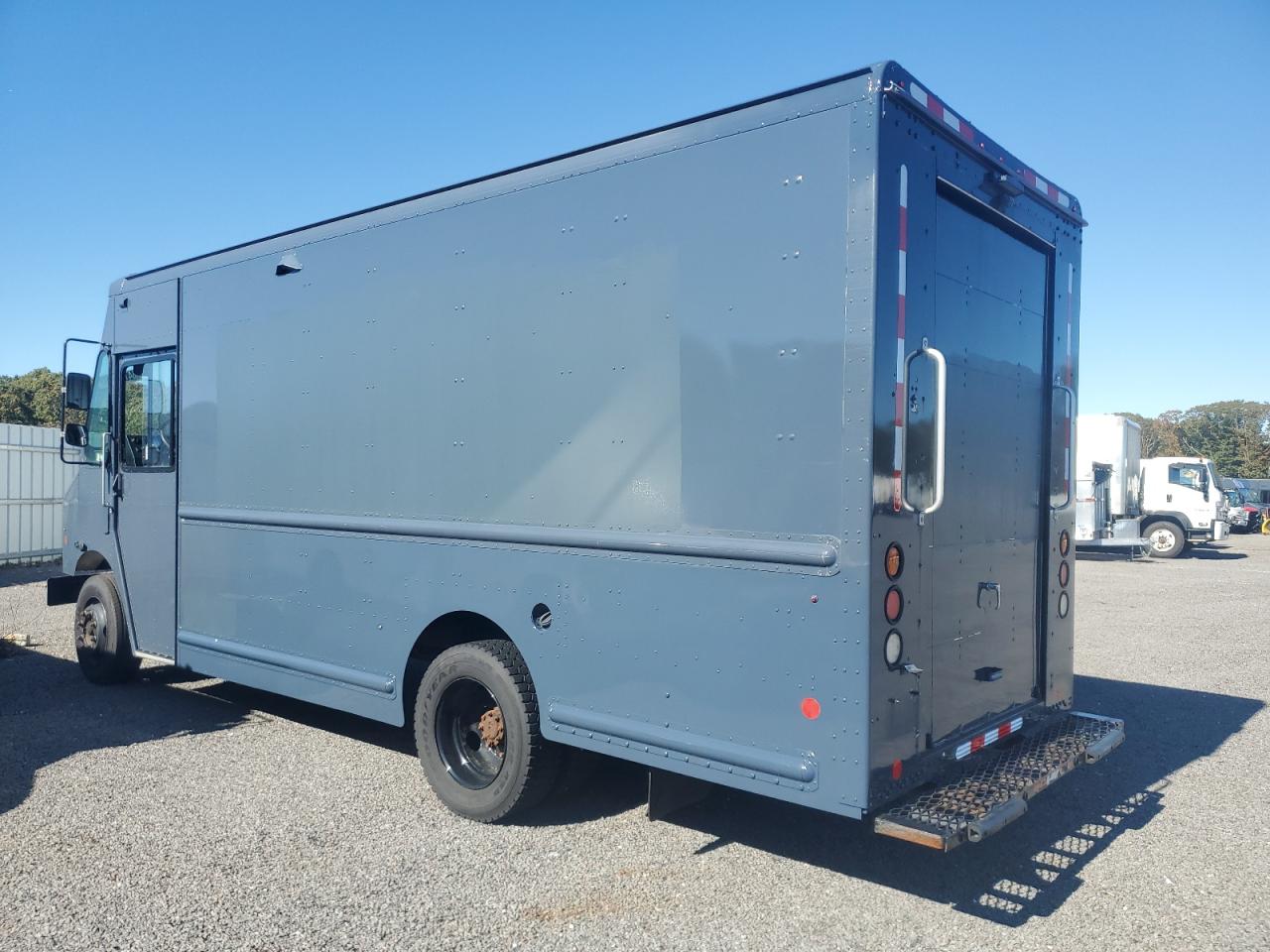 2021  CHASSIS M - DELIVERY VAN photo 2