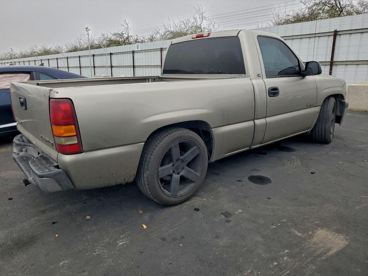 2002 CHEVROLET SILVERADO C1500 photo 3