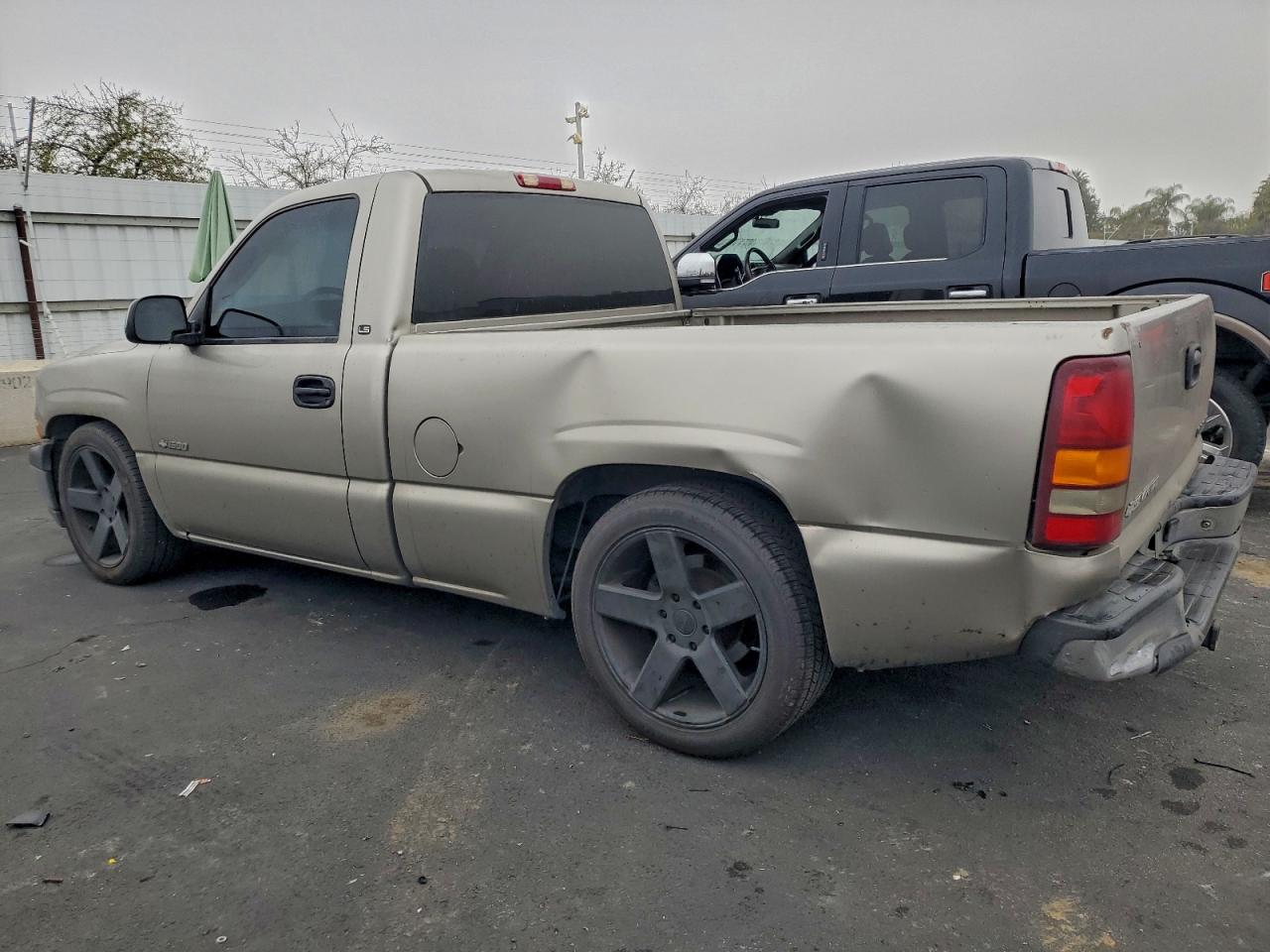 2002 CHEVROLET SILVERADO C1500 photo 2