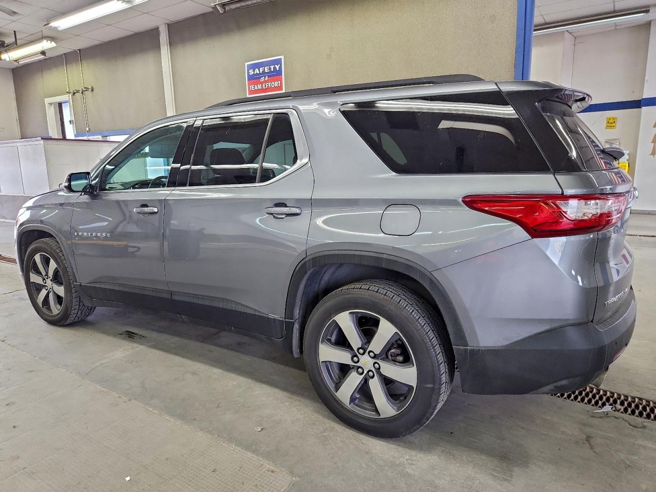 2020 CHEVROLET TRAVERSE LT photo 2