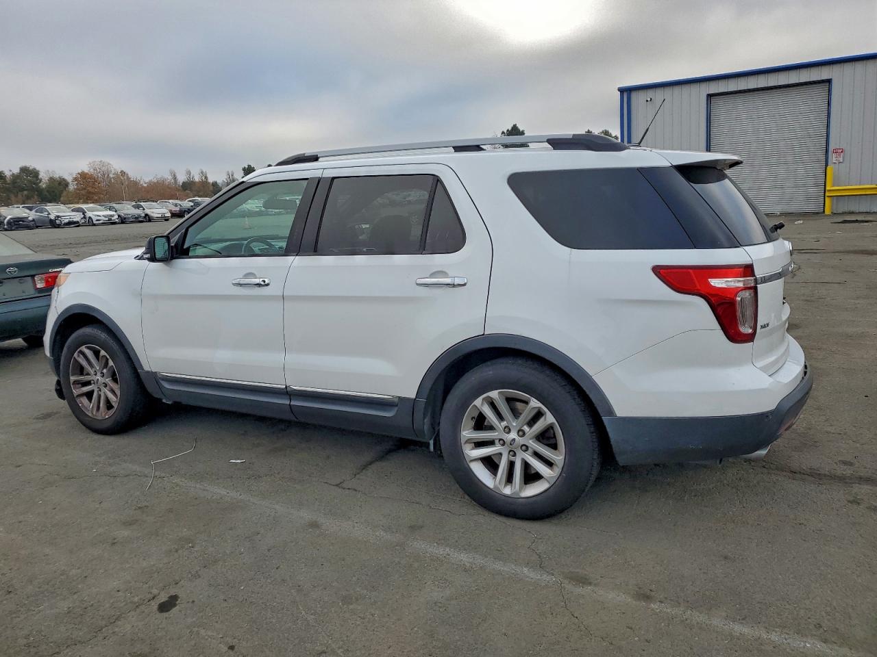 2015 FORD EXPLORER XLT photo 2