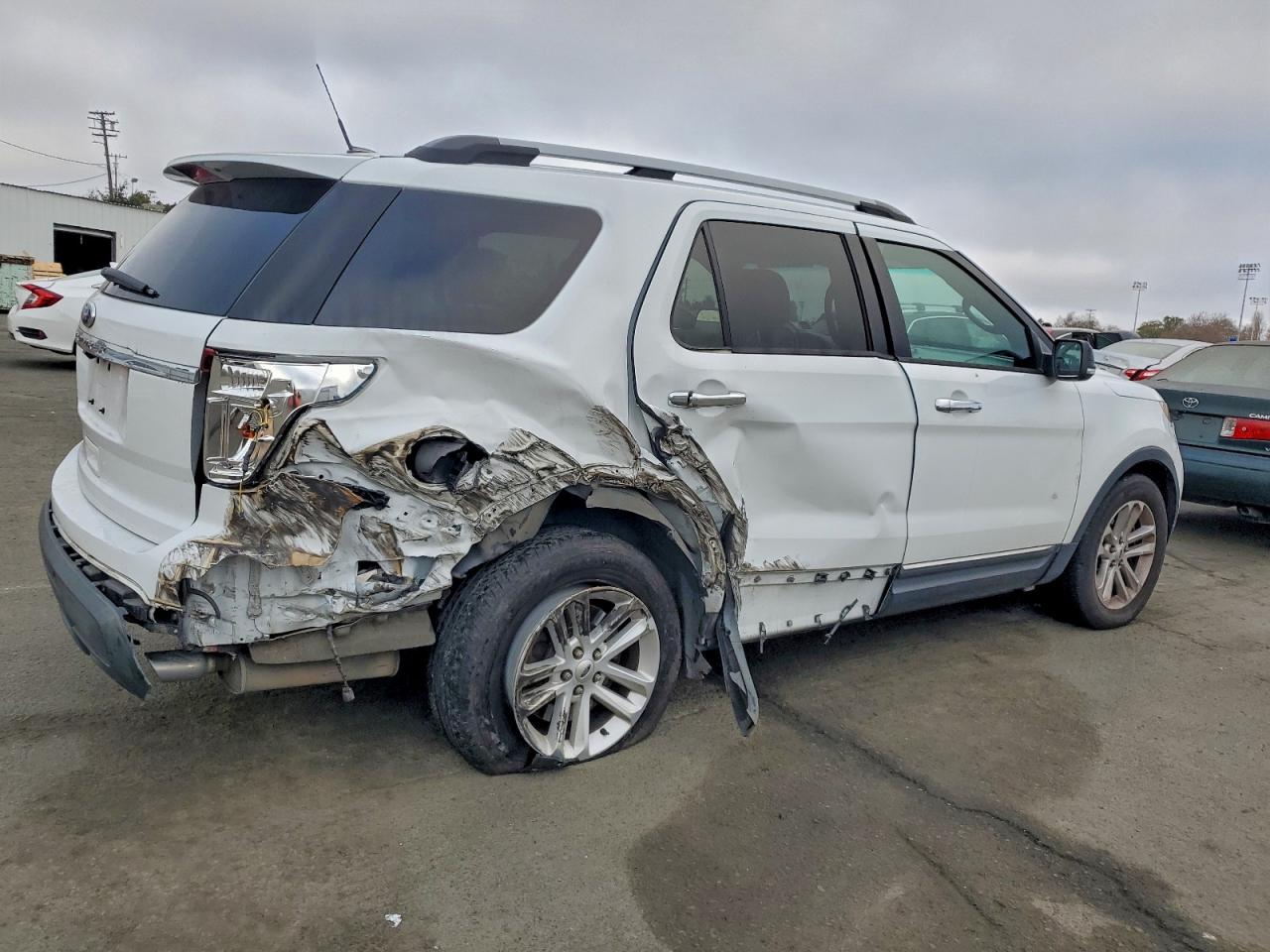 2015 FORD EXPLORER XLT photo 3