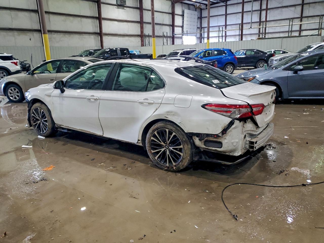 2019 TOYOTA CAMRY SE photo 2