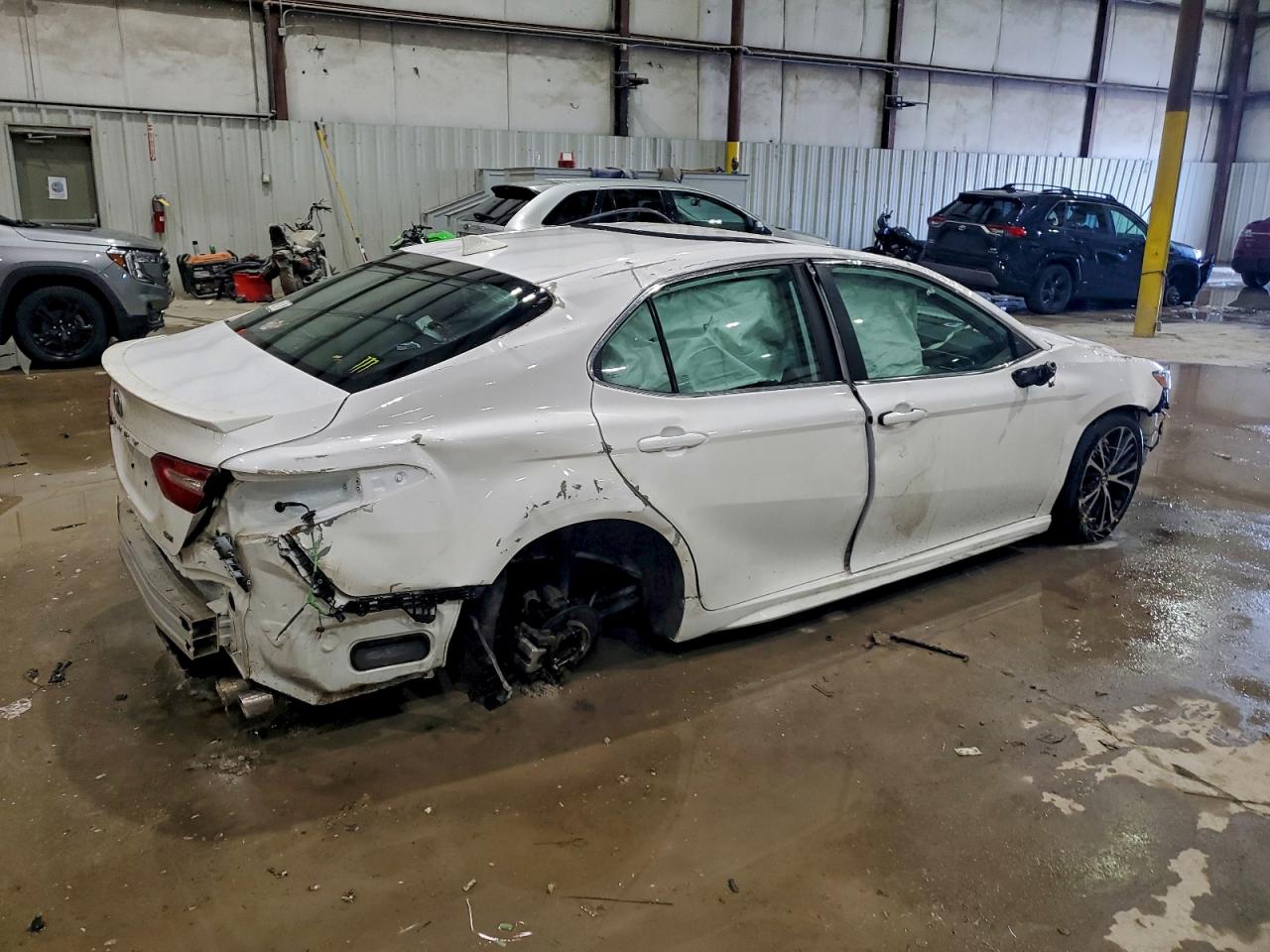 2019 TOYOTA CAMRY SE photo 3