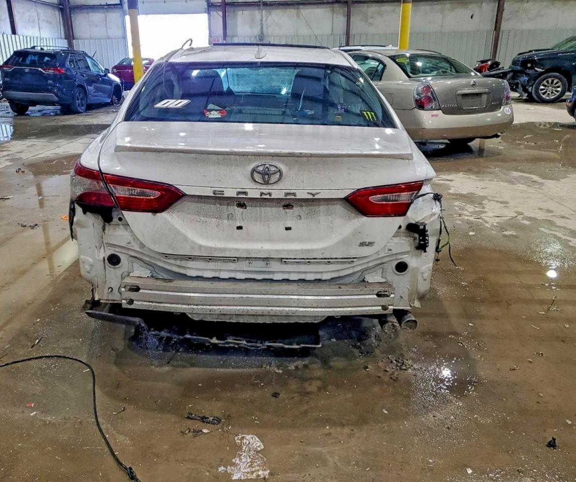 2019 TOYOTA CAMRY SE photo 6