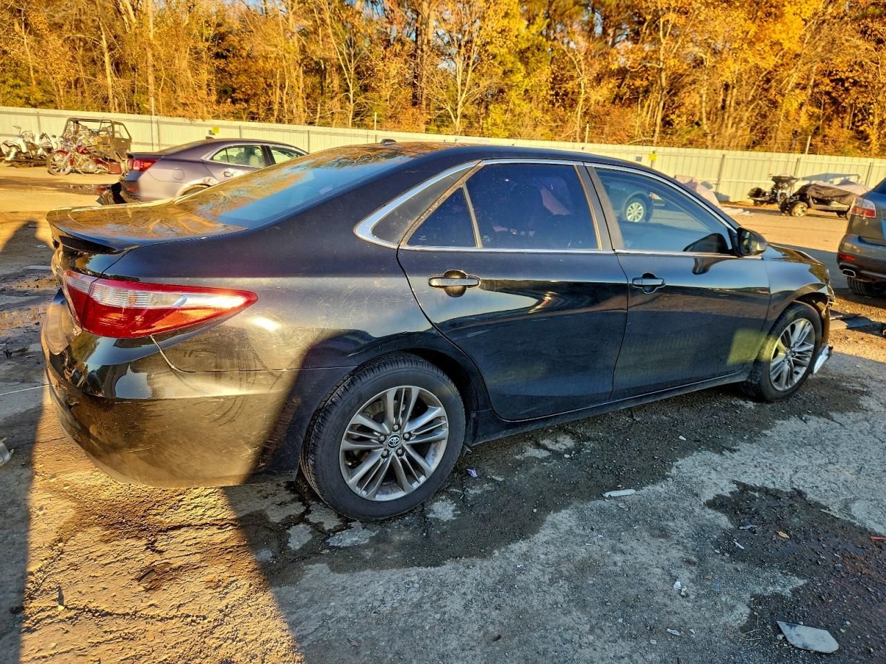 2016 TOYOTA CAMRY LE photo 3