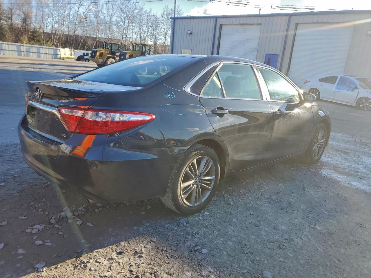 2015 TOYOTA CAMRY LE photo 3