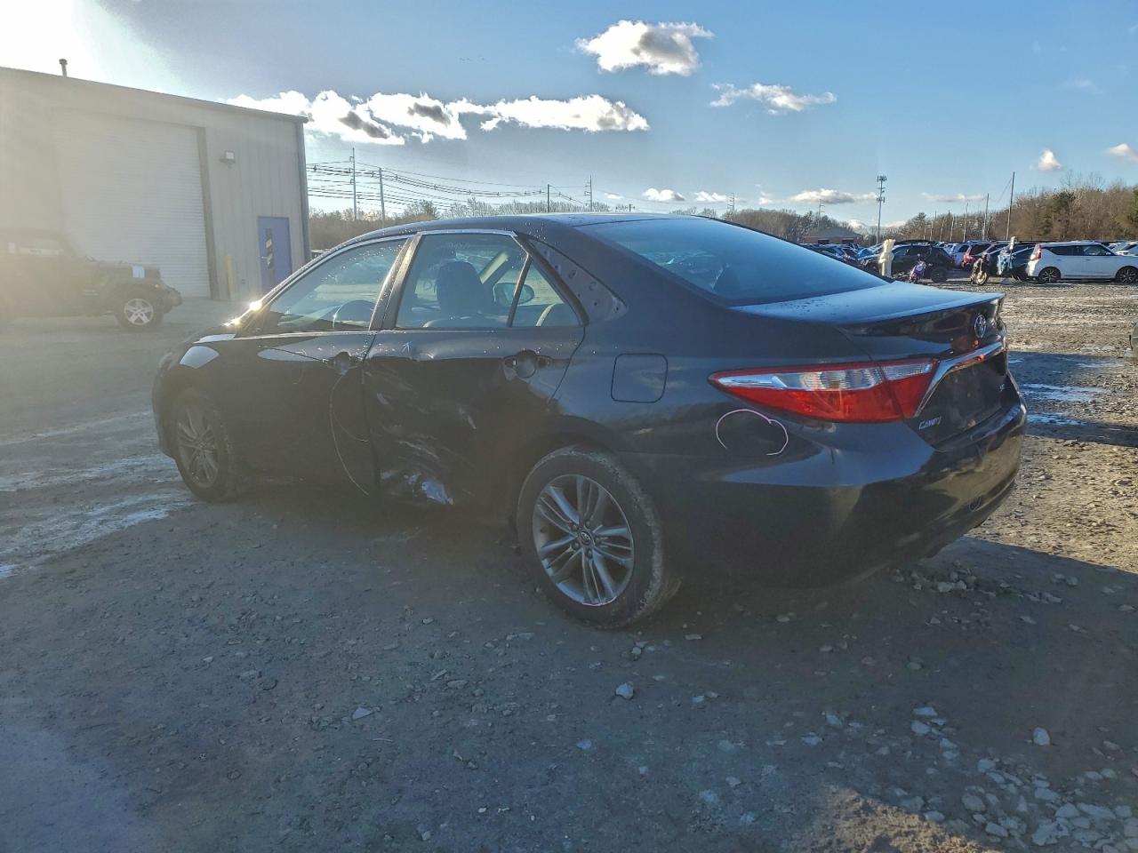 2015 TOYOTA CAMRY LE photo 2