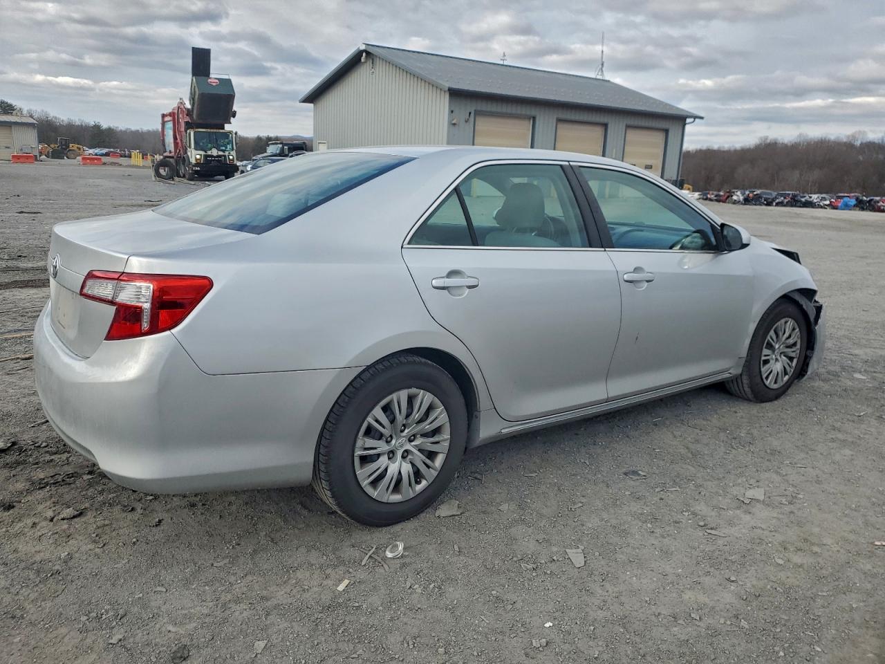 2014 TOYOTA CAMRY L photo 3