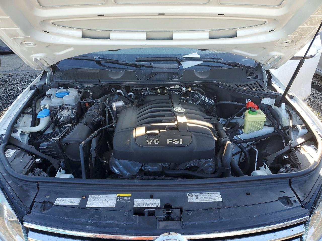 2016 VOLKSWAGEN TOUAREG SPORT photo 12