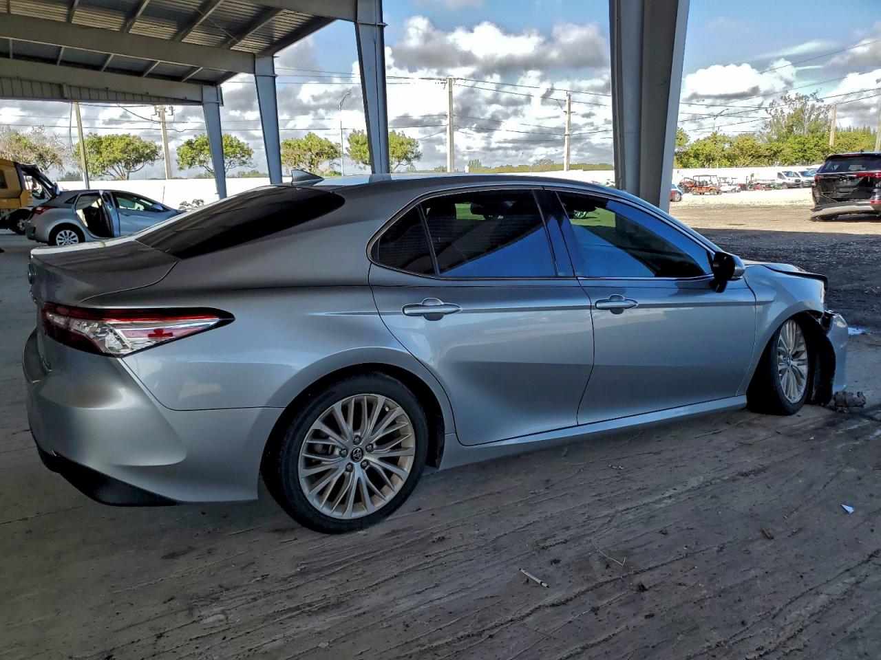 2019 TOYOTA CAMRY HYBRID photo 3
