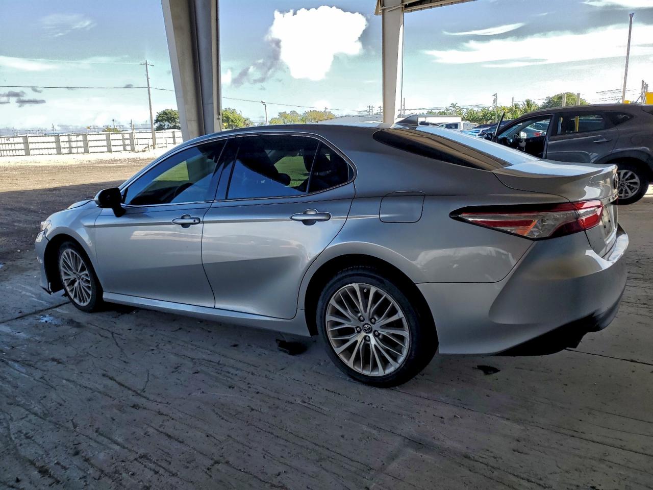 2019 TOYOTA CAMRY HYBRID photo 2