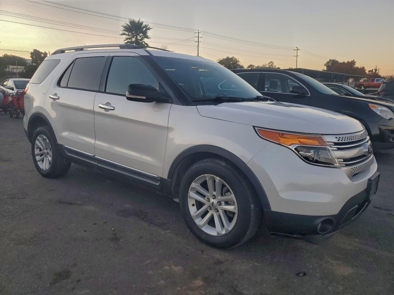 2013 FORD EXPLORER XLT photo 4
