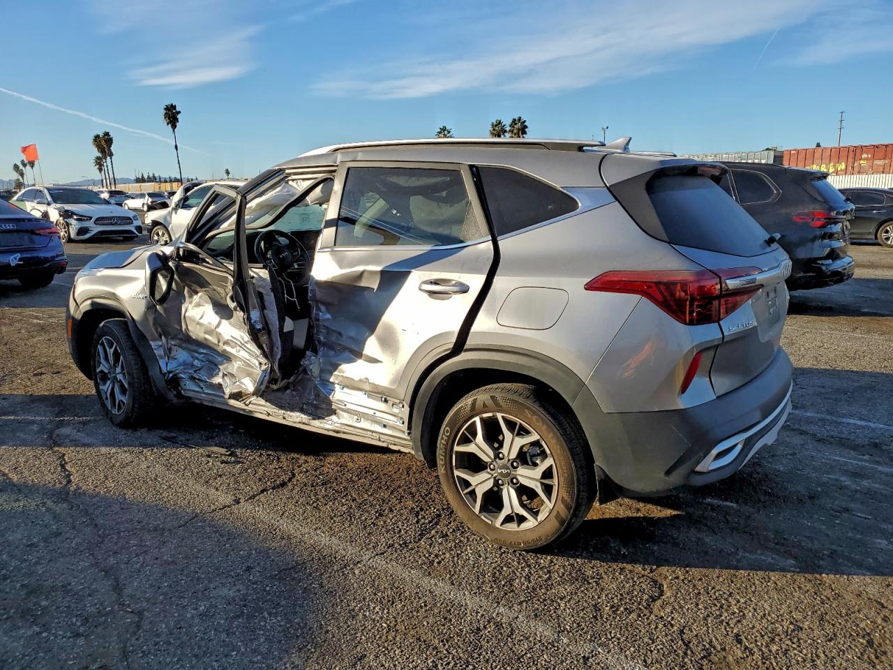 2023 KIA SELTOS EX photo 2
