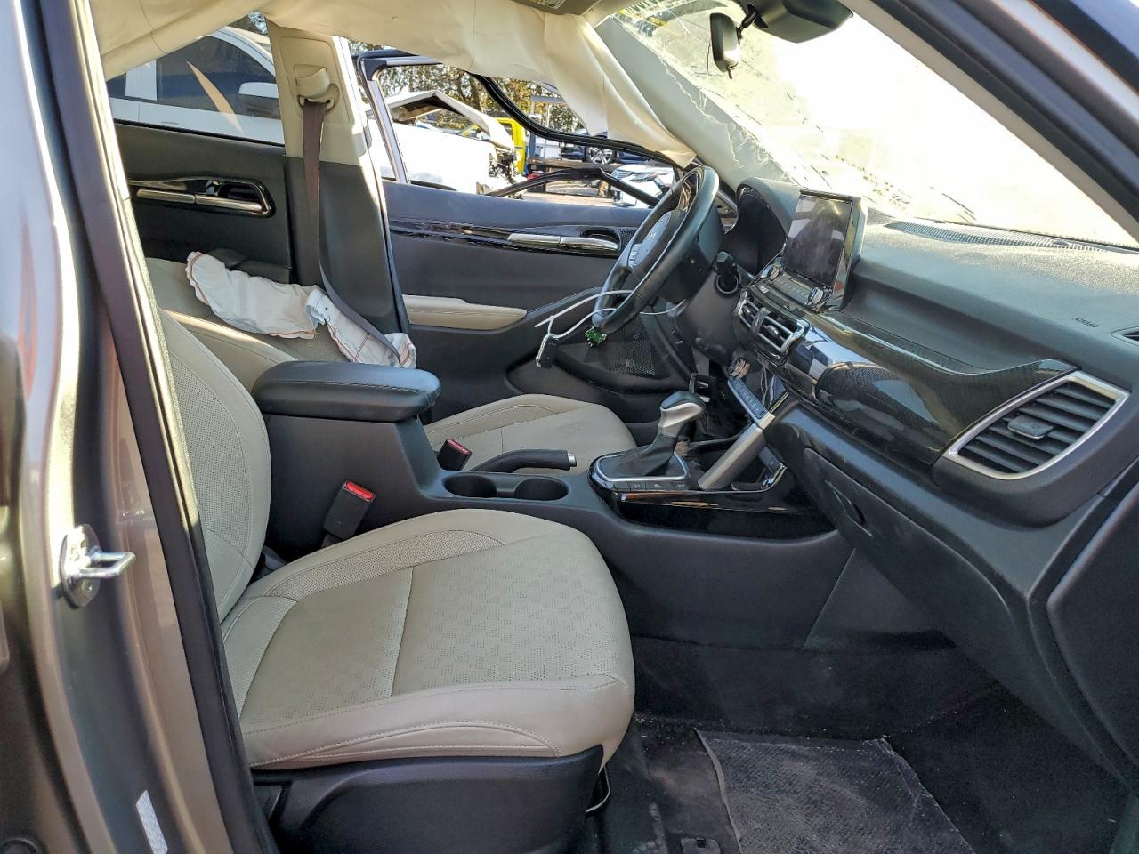 2023 KIA SELTOS EX photo 7
