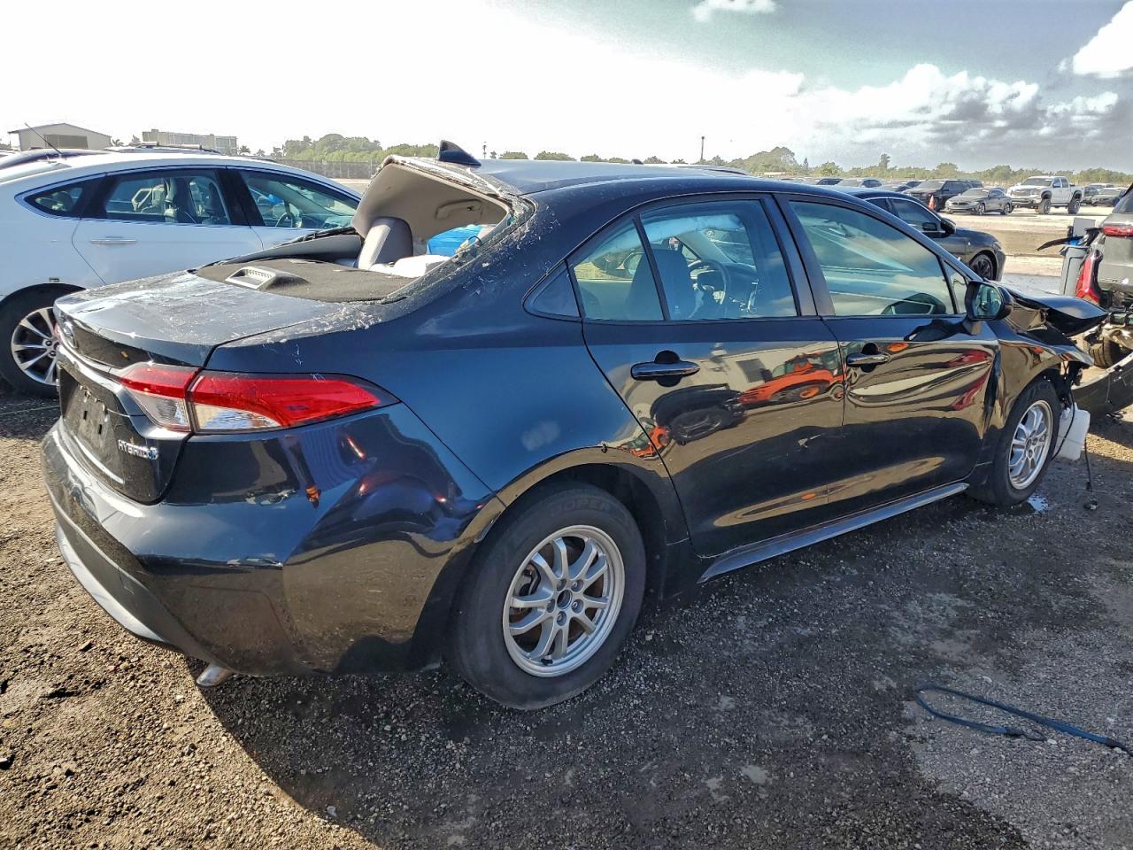 2021 TOYOTA COROLLA LE photo 3