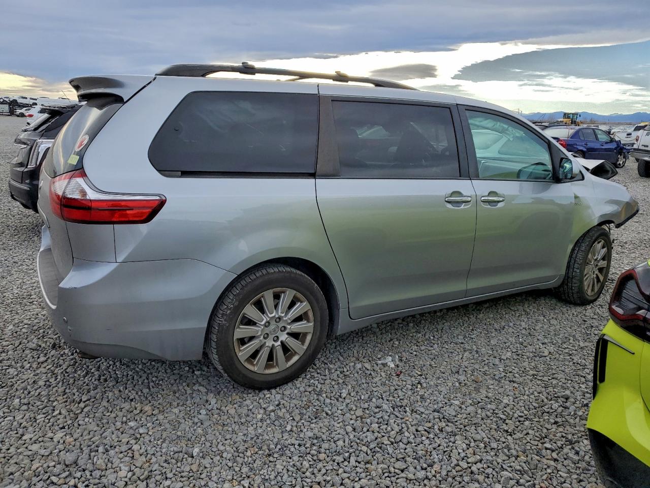 2016 TOYOTA SIENNA XLE photo 3