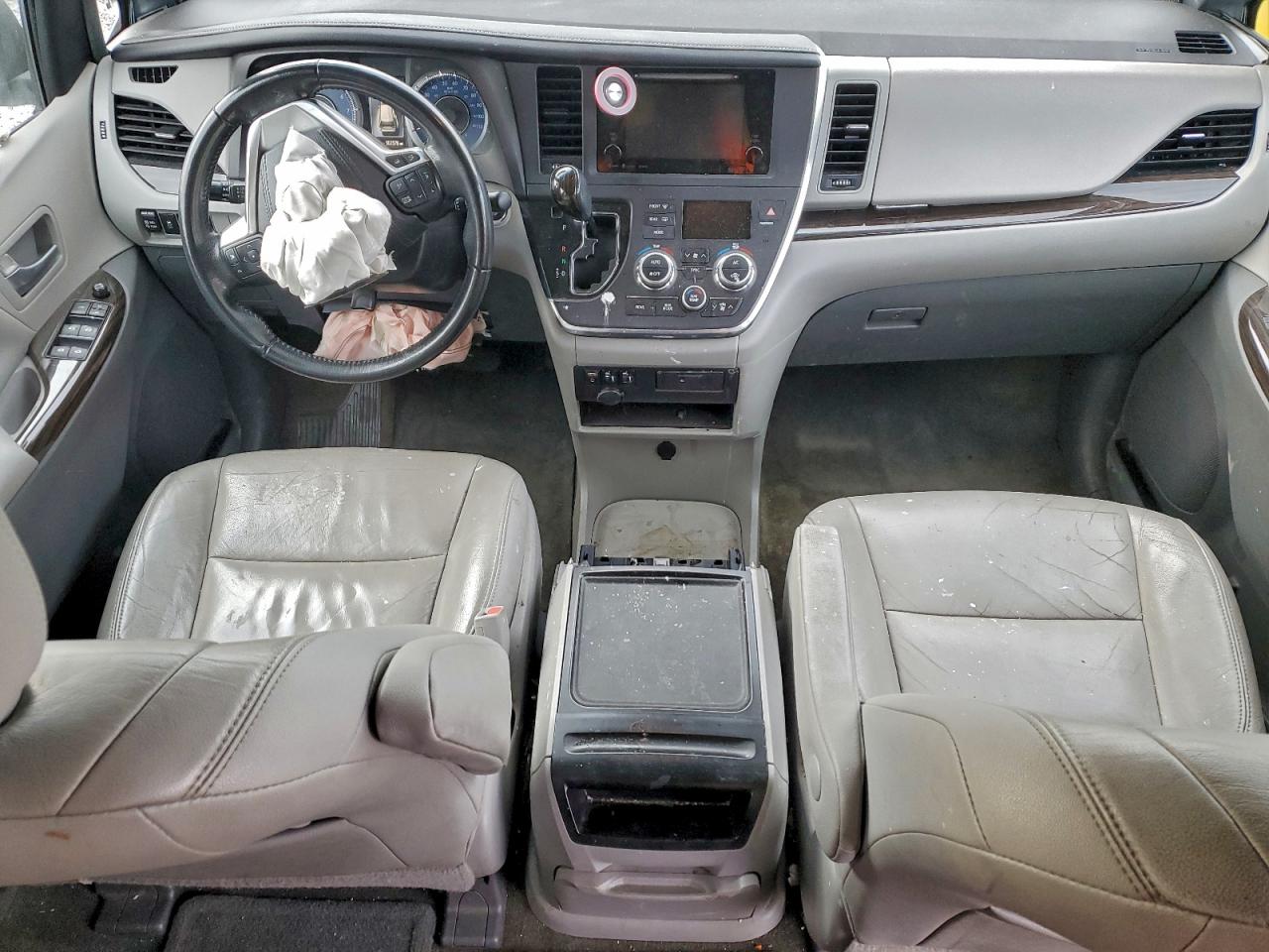 2016 TOYOTA SIENNA XLE photo 8