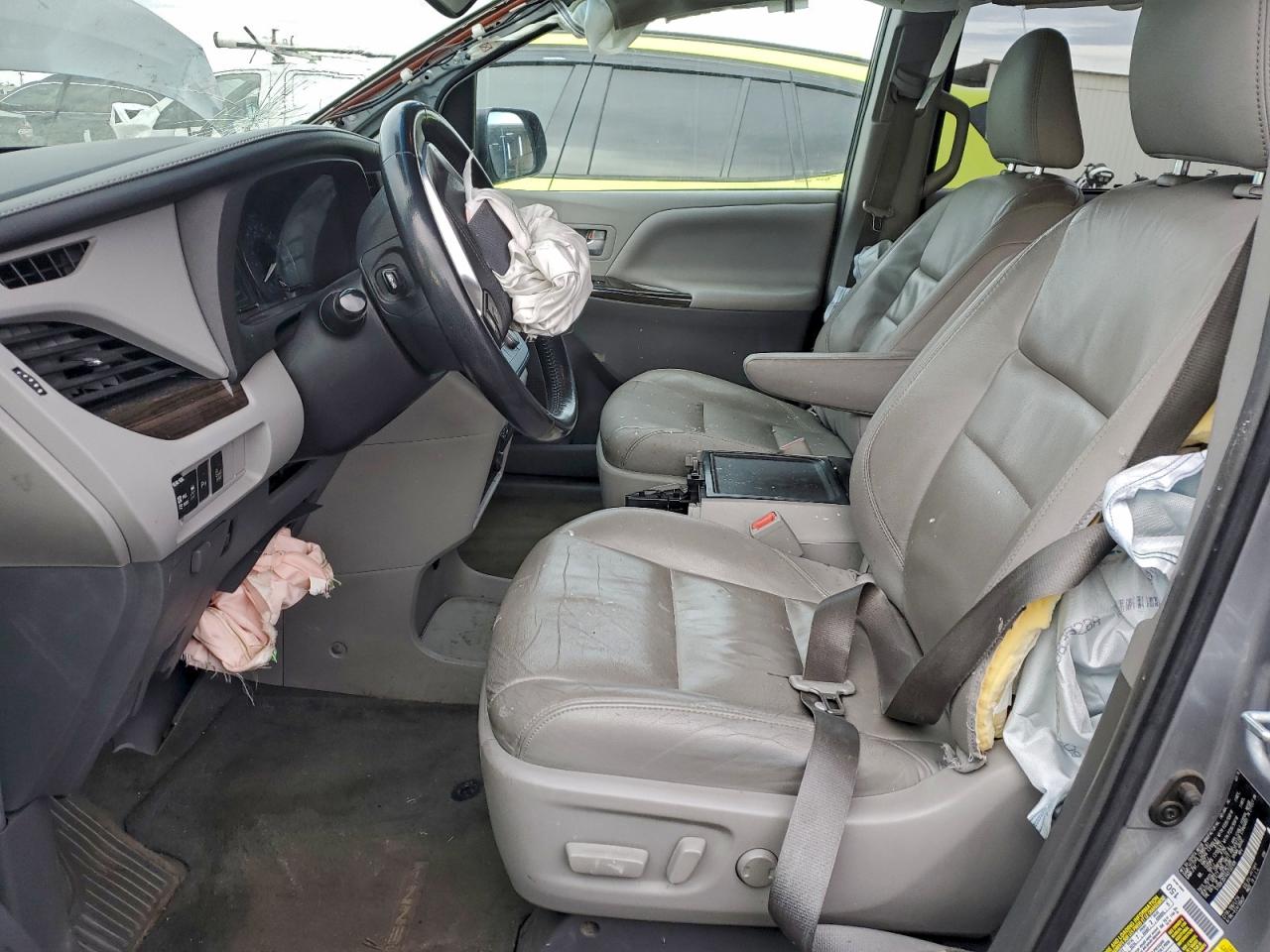 2016 TOYOTA SIENNA XLE photo 7