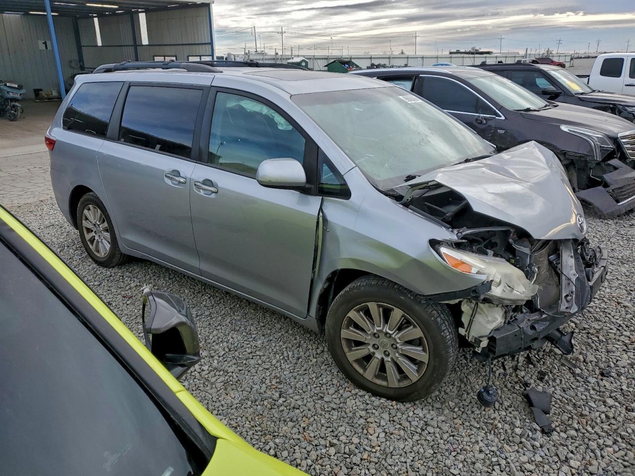 2016 TOYOTA SIENNA XLE photo 4