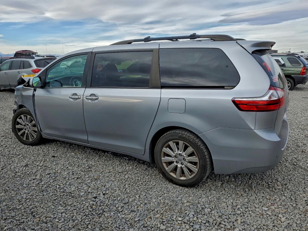 2016 TOYOTA SIENNA XLE photo 2