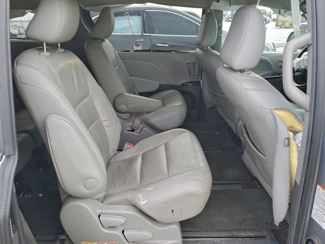 2016 TOYOTA SIENNA XLE photo 11