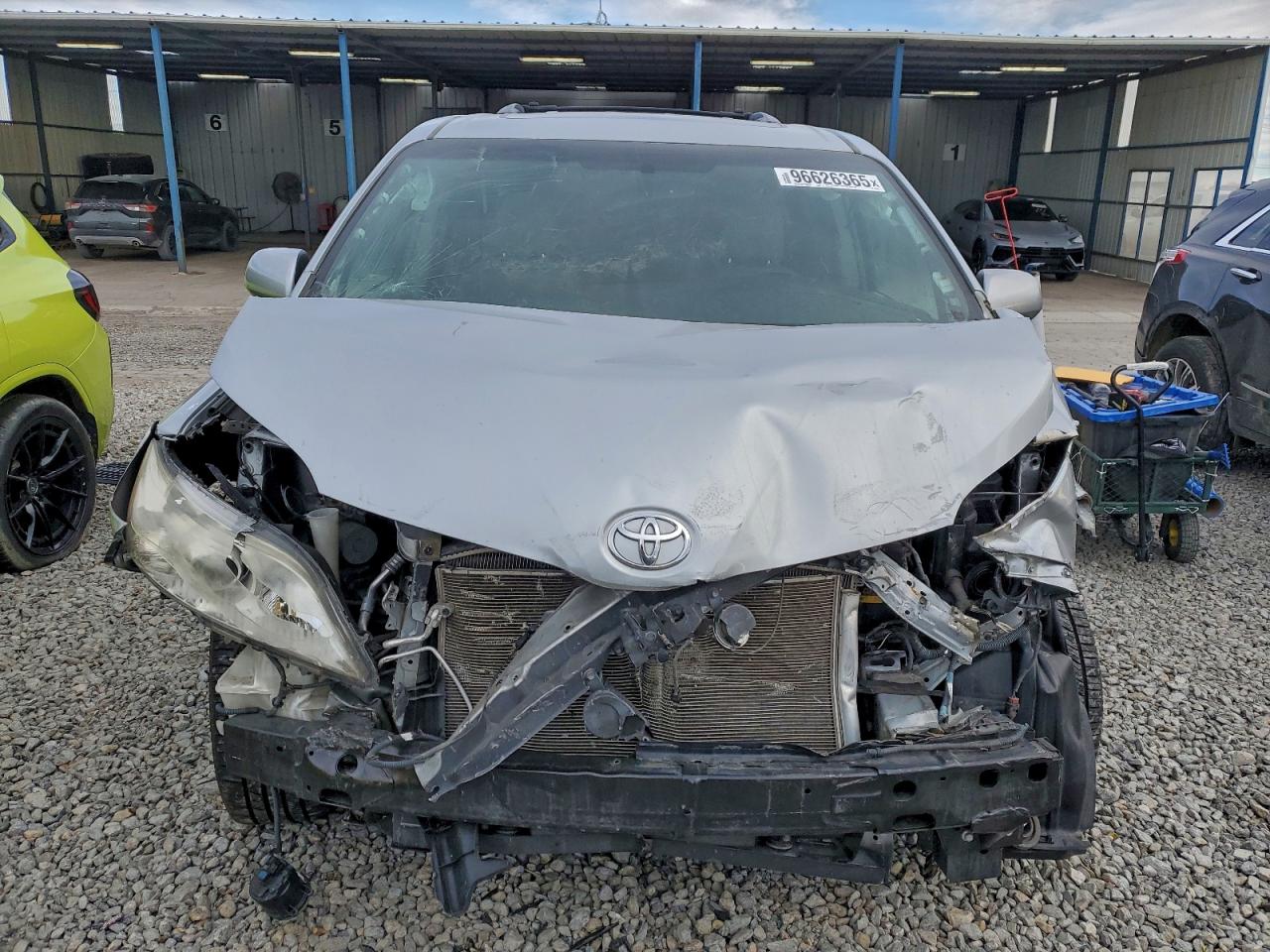 2016 TOYOTA SIENNA XLE photo 5