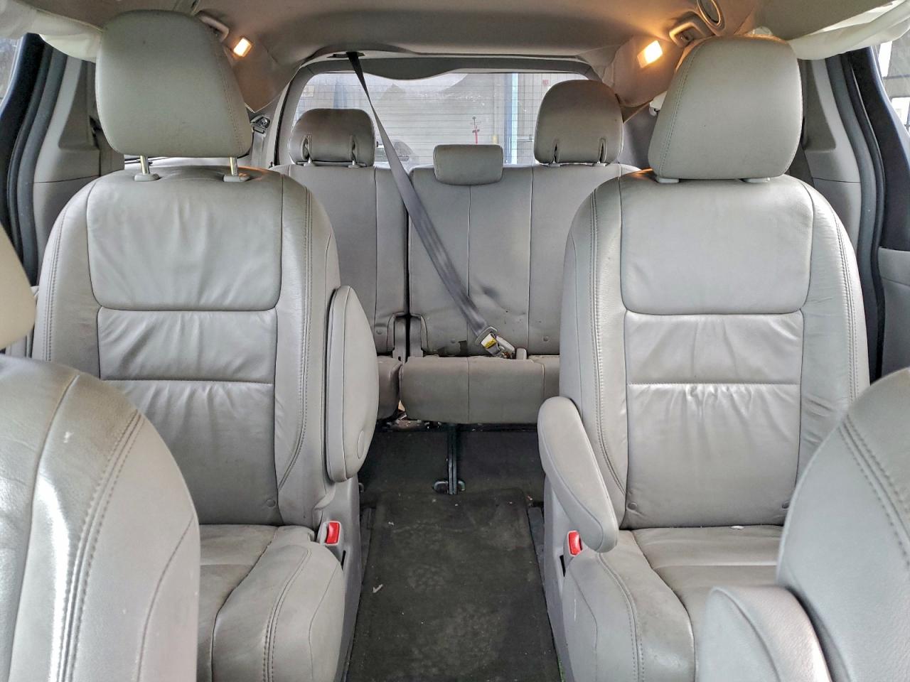 2016 TOYOTA SIENNA XLE photo 10