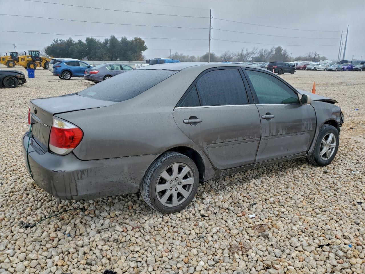 2005 TOYOTA CAMRY LE photo 3
