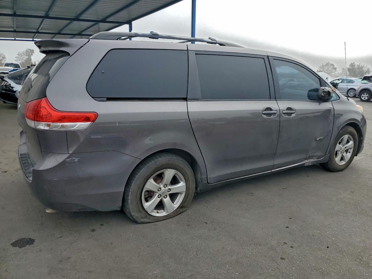 2013 TOYOTA SIENNA LE photo 3