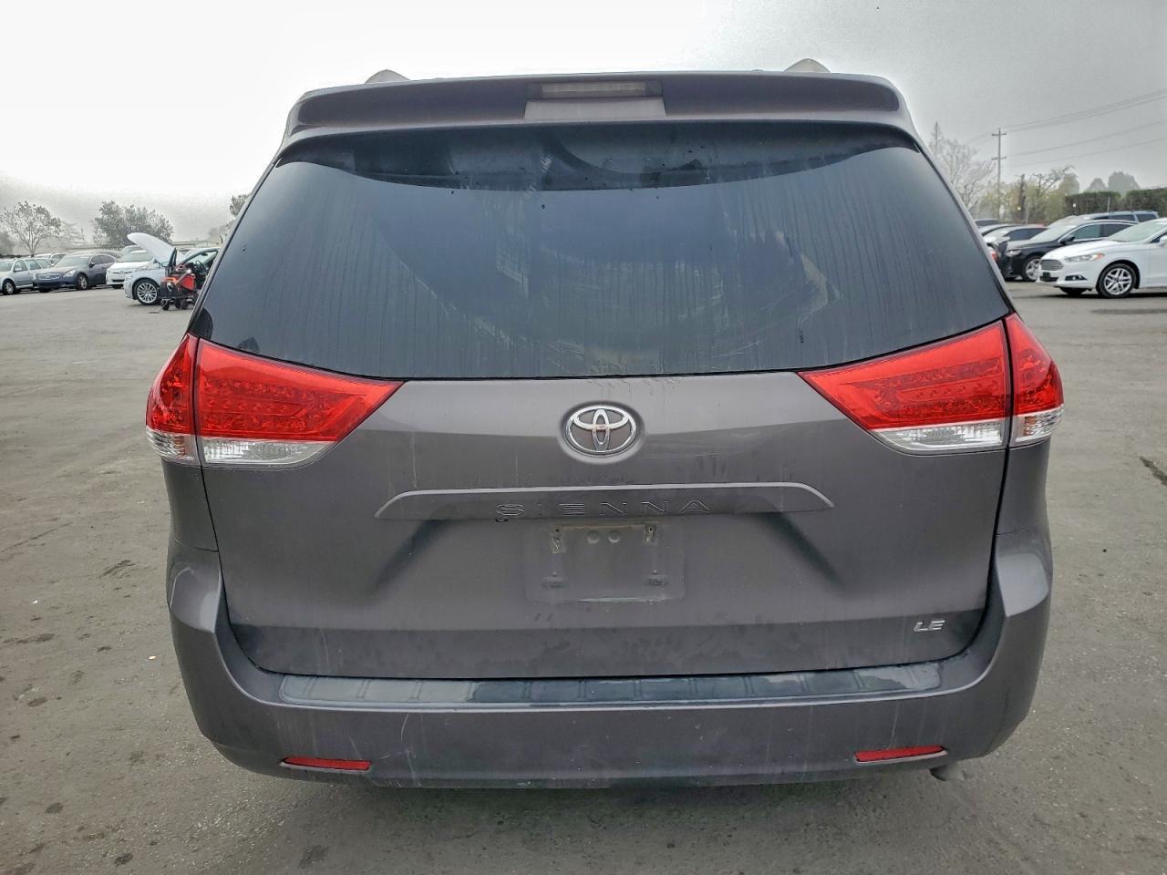 2013 TOYOTA SIENNA LE photo 6