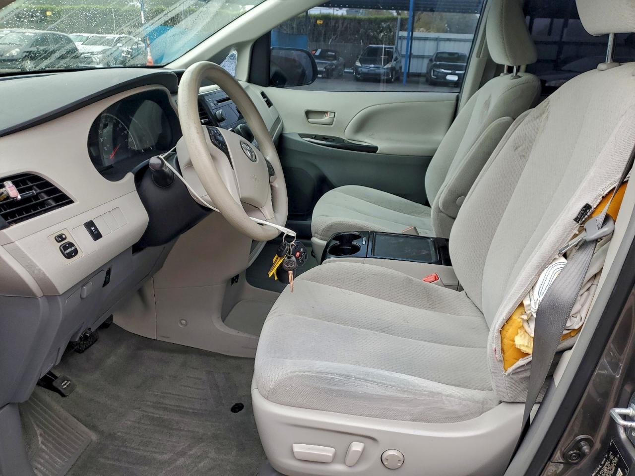 2013 TOYOTA SIENNA LE photo 7