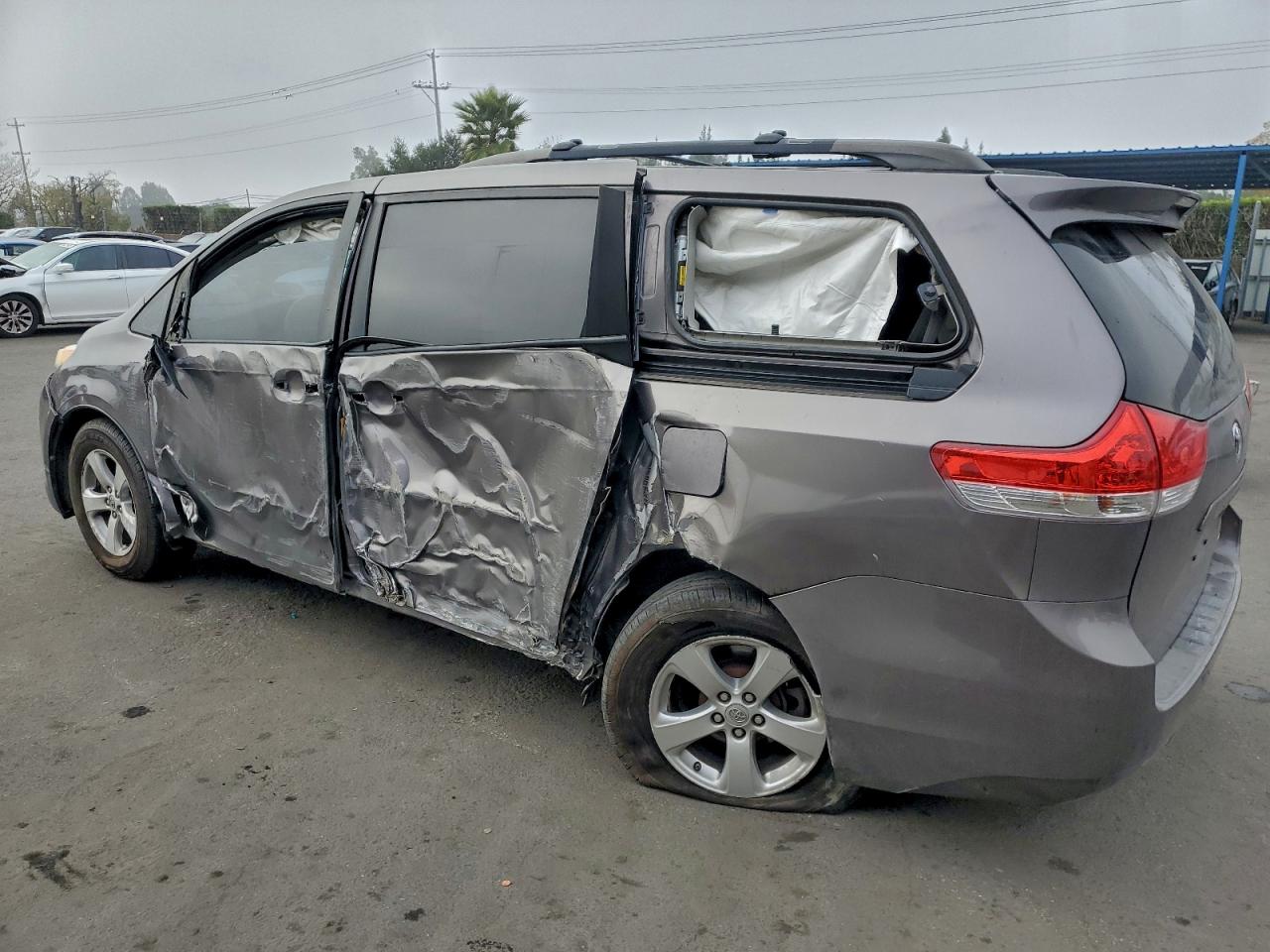 2013 TOYOTA SIENNA LE photo 2