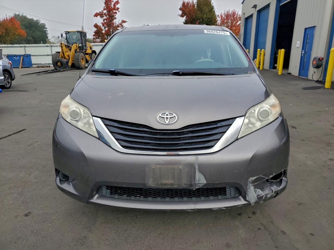 2013 TOYOTA SIENNA LE photo 5