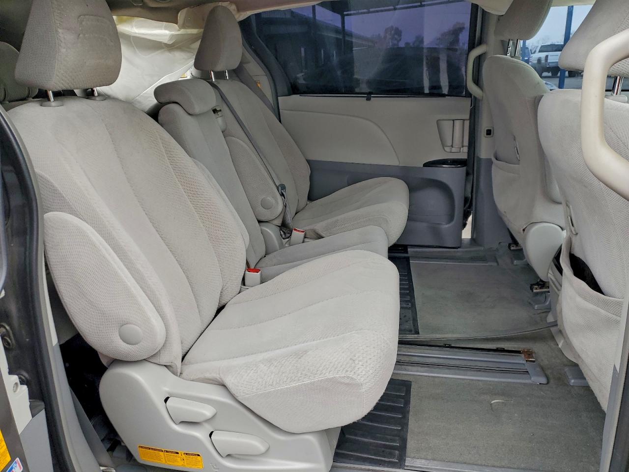2013 TOYOTA SIENNA LE photo 11
