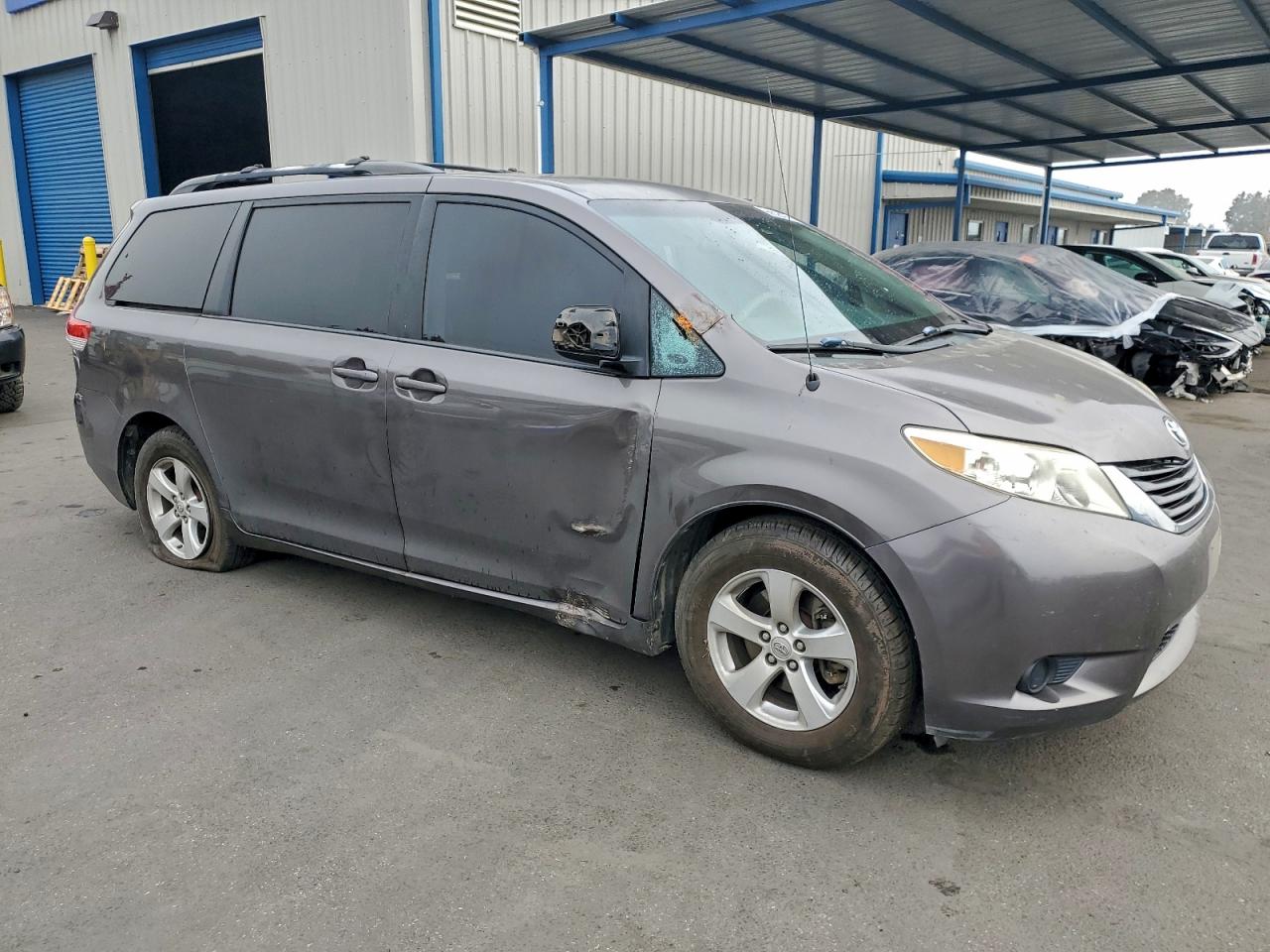 2013 TOYOTA SIENNA LE photo 4