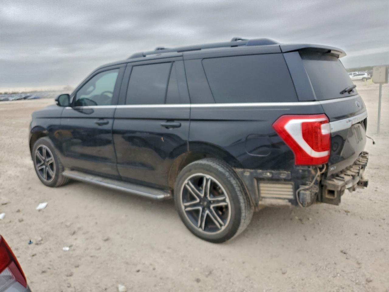 2018 FORD EXPEDITION XLT photo 2