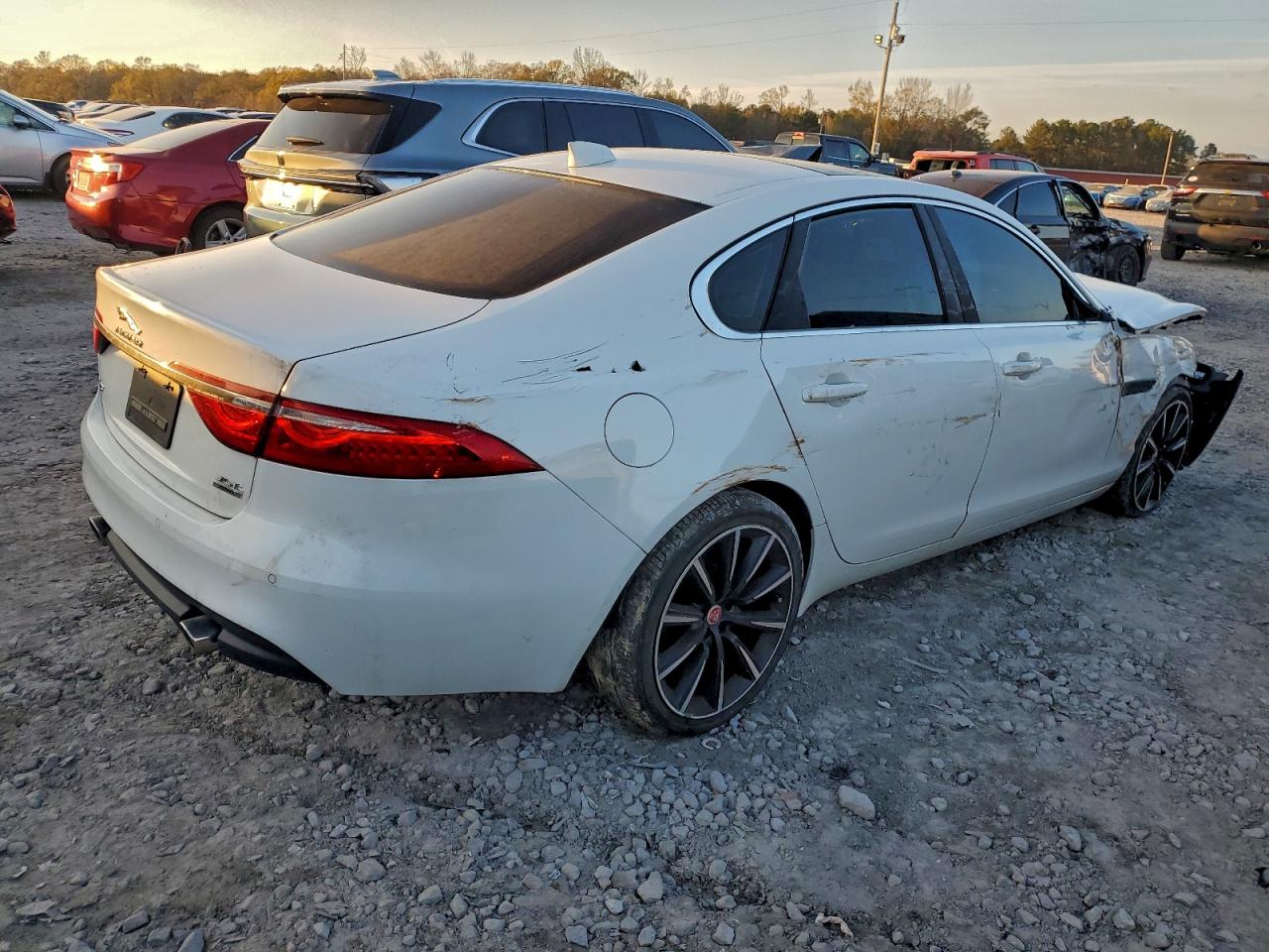 2016 JAGUAR XF PRESTIGE photo 3