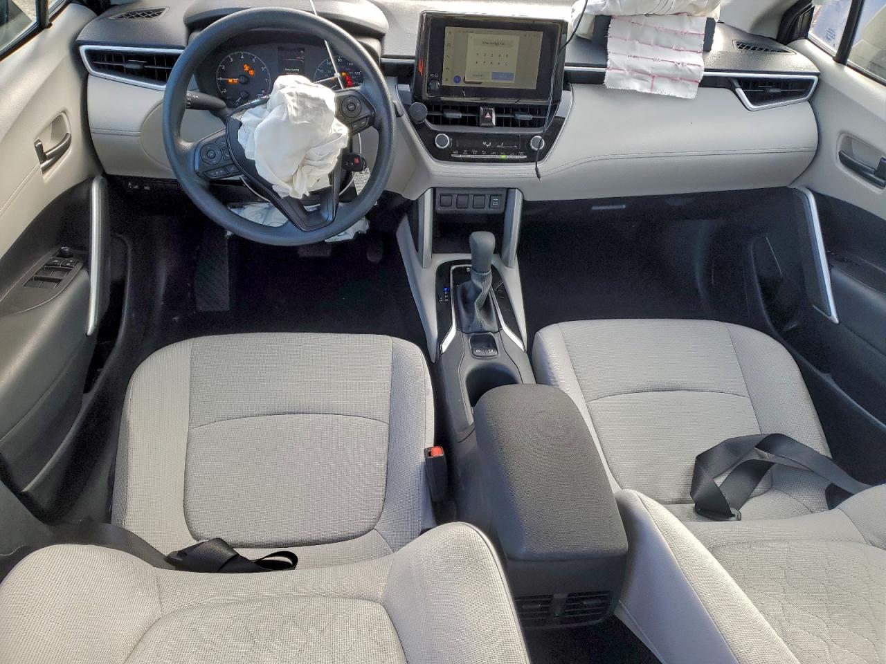 2025 TOYOTA COROLLA CROSS L photo 8