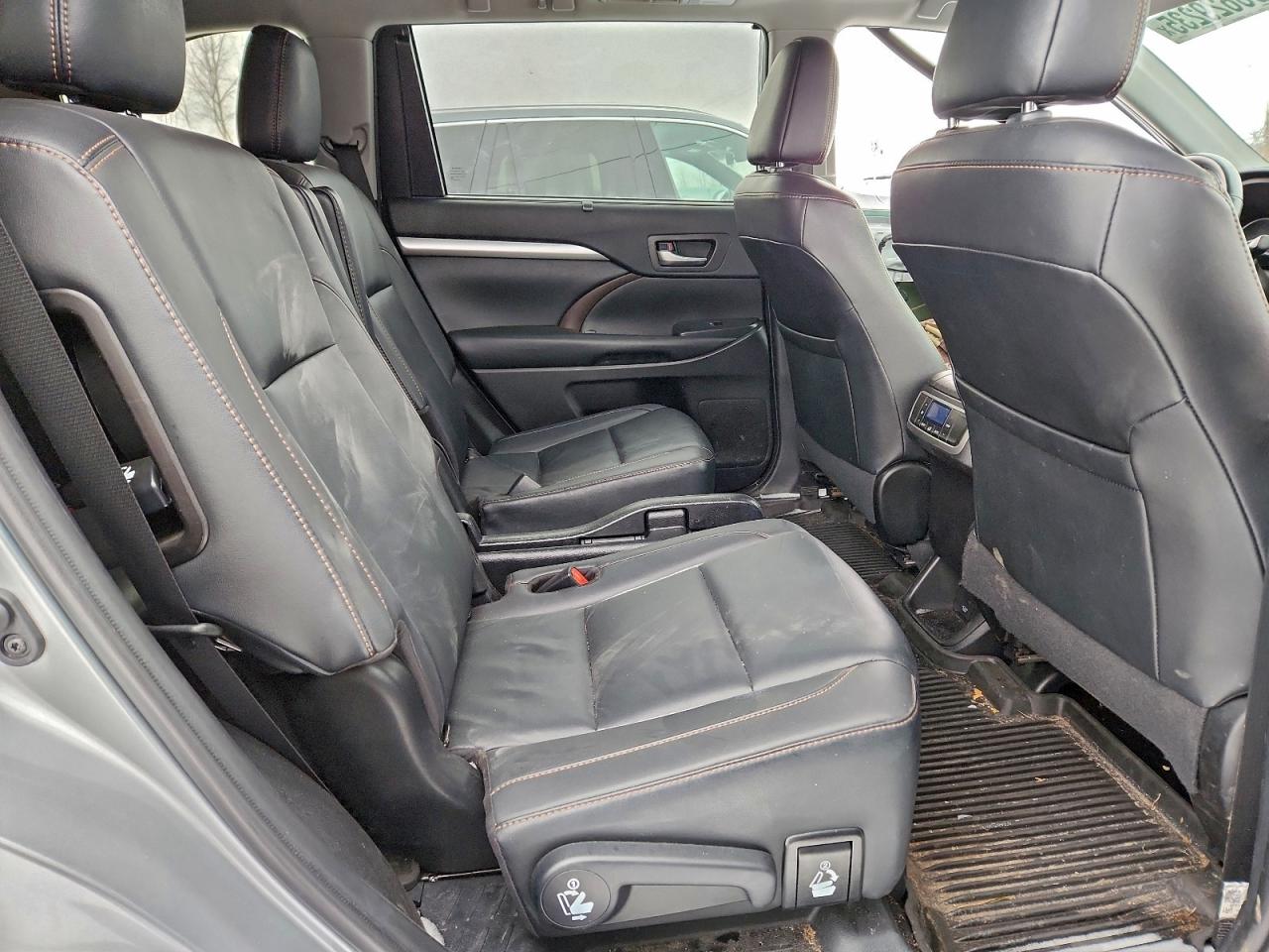 2019 TOYOTA HIGHLANDER SE photo 10